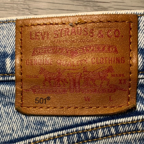 LEVI’S Premium 501 Original Cropped Light Wash Jeans in Stone Throw (Size 27) - Picture 11 of 16